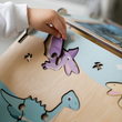 Dřevěný activity board domeček BusyKids - DINO s osvětlením