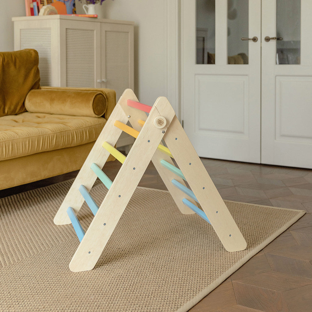 Triangle de motricité Pikler – couleurs arc-en-ciel - Busy-kids.fr
